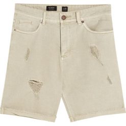 Bermudy z przetarciami. Czerwone bermudy męskie Pull&Bear. Za 49,90 zł.
