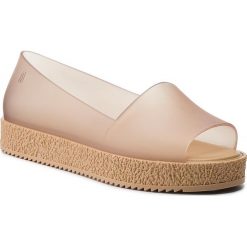 Półbuty MELISSA - Puzzle Ad 31882 Beige 06198. Brązowe półbuty damskie Melissa, na co dzień, bez wzorów, z tworzywa sztucznego, bez obcasa, na płaskiej podeszwie, bez zapięcia. W wyprzedaży za 209,00 zł.