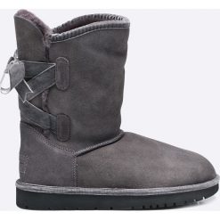Tamaris - Botki. Czarne botki damskie na obcasie Tamaris, z materiału. W wyprzedaży za 229,90 zł.