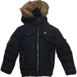 Kurtka zimowa w kolorze granatowym. Niebieskie kurtki chłopięce marki Peak Mountain, na zimę, prążkowane. W wyprzedaży za 195,95 zł.