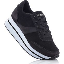 Sneakersy na podeszwie platformie bonprix czarny. Buty sportowe damskie bonprix. Za 89,99 zł.