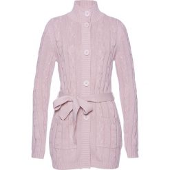 Długi sweter rozpinany bonprix matowy jasnoróżowy. Czerwone kardigany damskie bonprix. Za 109,99 zł.
