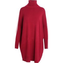 Bordowa Sukienka One Piece. Czerwone sukienki damskie Born2be, na zimę, uniwersalny, bez wzorów, z dzianiny, bez kołnierzyka, bez rękawów. Za 49,99 zł.