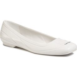 Baleriny CALVIN KLEIN JEANS - Eboni 2 B4E7902 White. Białe baleriny damskie Calvin Klein Jeans, bez wzorów, z jeansu, klasyczne, bez obcasa. W wyprzedaży za 379,00 zł.