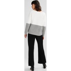 Swetry klasyczne damskie: Selected Femme SFNISANDI Sweter light grey melange/snow white