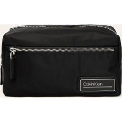 Calvin Klein - Kosmetyczka. Czarne kosmetyczki męskie Calvin Klein, bez wzorów, ze skóry ekologicznej. W wyprzedaży za 199,90 zł.