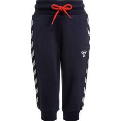 Hummel BABY PANTS Spodnie treningowe peacoat. Niebieskie jeansy chłopięce marki Hummel. Za 129,00 zł.
