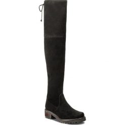 Muszkieterki STUART WEITZMAN - Vanland Black Suede. Czarne kozaki damskie marki Stuart Weitzman, ze skóry, bez obcasa, na obcasie, bez zapięcia. W wyprzedaży za 1909,00 zł.