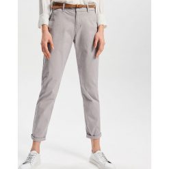 Spodnie chino - Jasny szar. Szare chinosy damskie marki Reserved. Za 89,99 zł.