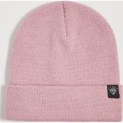 Czapka beanie z naszywką - Czerwony. Czerwone czapki damskie Sinsay, z aplikacjami. Za 24,99 zł.