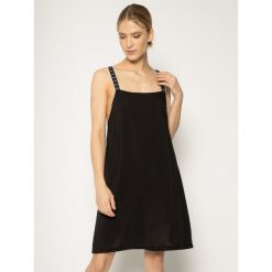 Sukienka plażowa Calvin Klein Swimwear Core Mono Tape KW0KW01010. Czarne sukienki damskie Calvin Klein Swimwear, na plażę, m, bez wzorów, z wiskozy, bez kołnierzyka, bez rękawów. W wyprzedaży za 219,00 zł.