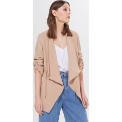 Blezer z wiskozy Ecovero™ Eco Aware - Beżowy. Brązowe bolerka i narzutki damskie Mohito, bez wzorów, z wiskozy, bez rękawów. Za 159,99 zł.