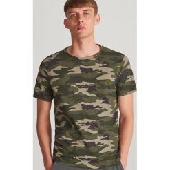 T-shirt z nadrukiem moro - Zielony. Zielone t-shirty męskie Reserved, s, z nadrukiem, bez kołnierzyka. Za 39,99 zł.