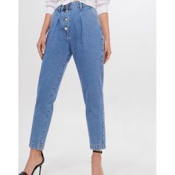 Jeansy mom fit z wysokim stanem - Niebieski. Niebieskie jeansy damskie Mohito, bez wzorów, z jeansu, z podwyższonym stanem. Za 139,99 zł.