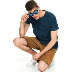 T-shirt gładki dopasowany. Zielone t-shirty męskie Top Secret, na zimę, xl, bez wzorów, z bawełny, z kontrastowym kołnierzykiem. W wyprzedaży za 14,99 zł.