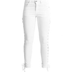 Urban Classics LACE UP PANTS Jeans Skinny Fit white. Białe boyfriendy damskie Urban Classics. Za 209,00 zł.