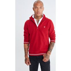 Bluza w kolorze czerwonym. Czerwone bluzy męskie Jimmy Sanders, xxl, bez wzorów, z bawełny, ze stójką, bez rękawów, bez kaptura. W wyprzedaży za 174,95 zł.