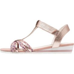 S.Oliver RED LABEL Sandały na koturnie fuxia. Czerwone sandały chłopięce marki s.Oliver RED LABEL, z materiału. Za 129,00 zł.