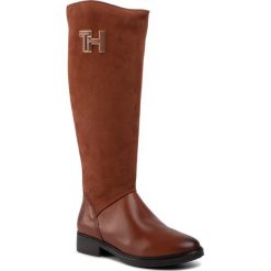 Oficerki TOMMY HILFIGER - Essential Suede Longboot FW0FW04322 Ginger Bread 202. Pomarańczowe kozaki damskie TOMMY HILFIGER, ze skóry, bez obcasa, na obcasie, bez zapięcia. W wyprzedaży za 449,00 zł.
