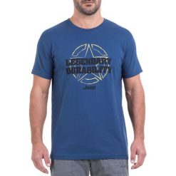 T-shirt w kolorze niebieskim. Niebieskie t-shirty męskie Jeep, s, z nadrukiem, z okrągłym kołnierzem. W wyprzedaży za 54,95 zł.