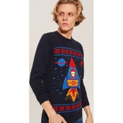Sweter ze świątecznym motywem - Granatowy. Niebieskie swetry klasyczne męskie marki House, s, wizytowe. W wyprzedaży za 19,99 zł.