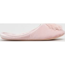 Etam - Kapcie Ceci. Czerwone kapcie damskie marki Etam, z materiału. W wyprzedaży za 39,90 zł.