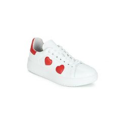 Buty Yurban JIBOUILLE. Białe trampki i tenisówki damskie Yurban, bez wzorów, bez zapięcia. Za 244,30 zł.