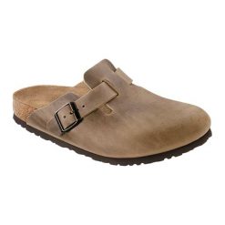 Skórzane klapki w kolorze brązowym. Brązowe kapcie damskie marki Birkenstock, ze skóry. W wyprzedaży za 299,95 zł.