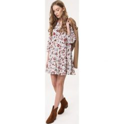 Biało-Czerwona Sukienka Carnation. Czerwone sukienki damskie Born2be, m, bez wzorów, sportowe, bez kołnierzyka, bez rękawów, midi, sportowe. Za 129,99 zł.