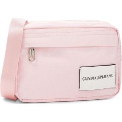 Torebka CALVIN KLEIN JEANS - Sport Essential Came K40K400627 632. Różowe listonoszki damskie marki Calvin Klein Jeans, z jeansu, sportowe. W wyprzedaży za 229,00 zł.