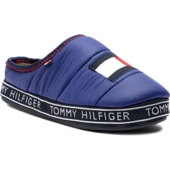 Kapcie TOMMY HILFIGER - Flag Patch Downslipper FM0FM02004 Solidateblue 435. Niebieskie kapcie męskie TOMMY HILFIGER, bez wzorów, z tworzywa sztucznego. Za 229,00 zł.