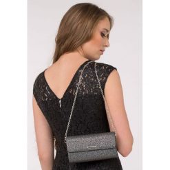 Elegancka kopertówka. Szare torebki na łańcuszku marki Monnari, ze skóry, eleganckie, zdobione. Za 59,50 zł.