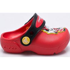 Crocs - Klapki dziecięce Disney Minnie Mouse. Czerwone sandały dziewczęce Crocs, z materiału, bez zapięcia. W wyprzedaży za 129,90 zł.