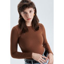 Prążkowana koszulka z zapięciem przy rękawach - Brązowy. Pomarańczowe t-shirty damskie marki Cropp, s, bez wzorów, prążkowane, bez kołnierzyka. Za 49,99 zł.