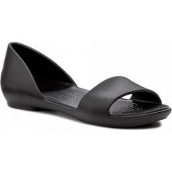 SANDAŁY LINA DORSAY. Czarne sandały damskie Crocs, w paski, na niskim obcasie, z paskami. W wyprzedaży za 111,99 zł.