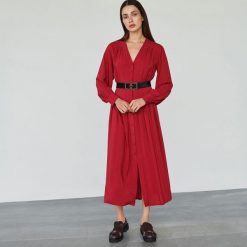 Gładka sukienka midi - Czerwony. Czerwone sukienki damskie Reserved, bez wzorów, bez kołnierzyka, bez rękawów, midi. Za 299,99 zł.