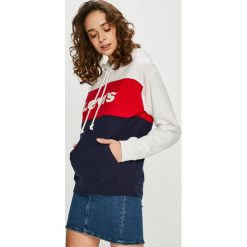 Levi's - Bluza. Czerwone bluzy damskie Levi's®, s, z nadrukiem, z bawełny, bez rękawów, z kapturem. W wyprzedaży za 169,90 zł.