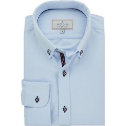 Taliowana Koszula Męska, VICTORIO, Długi Rękaw, Kolorowe Zdobienia, Jasny Niebieski KSDWVCTO0252. Niebieskie koszule męskie Victorio, m, z aplikacjami, z bawełny, eleganckie, bez kołnierzyka, z długim rękawem. Za 129,00 zł.