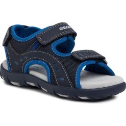 Sandały GEOX - J S.Pianeta B J0264B 0CEFU C4226 S Navy/Royal. Niebieskie sandały chłopięce Geox, ze skóry ekologicznej, bez zapięcia. W wyprzedaży za 159,00 zł.