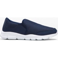 Buty wsuwane z pianką youfoam bonprix niebieski. Niebieskie buty sportowe męskie bonprix, bez zapięcia. Za 79,99 zł.