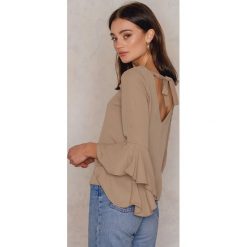 Bluzki damskie: NA-KD Boho Bluzka z dekoltem V – Beige