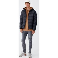 Lekka pikowana kurtka z kapturem. Czarne kurtki męskie pikowane marki Pull&Bear, m, z kapturem. Za 129,00 zł.