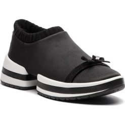 Półbuty STUART WEITZMAN - Sw-634 YL95950 Black Silk Satin. Czarne półbuty damskie marki Stuart Weitzman, na co dzień, bez wzorów, ze skóry, bez obcasa, na płaskiej podeszwie, bez zapięcia. W wyprzedaży za 939,00 zł.