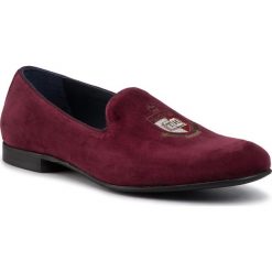 Półbuty TOMMY HILFIGER - Velvet Loafer FM0FM02536 Winetasting VIH. Czerwone półbuty męskie TOMMY HILFIGER, na co dzień, bez wzorów, ze skóry, eleganckie, bez zapięcia. W wyprzedaży za 459,00 zł.