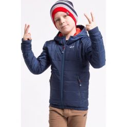 Kurtka puchowa dla małych chłopców JKUM106z - granatowy. Niebieskie kurtki chłopięce marki 4F JUNIOR, na zimę, z poliesteru, z kapturem. Za 119,99 zł.
