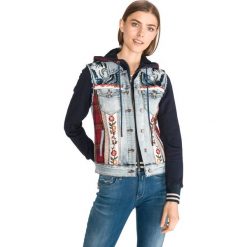 Desigual Liberte Kurtka Niebieski. Niebieskie kurtki damskie Desigual, na wiosnę, z aplikacjami, z elastanu, bez kaptura. Za 705,95 zł.