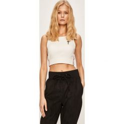 Guess Jeans - Top. Białe topy damskie Guess Jeans, s, z aplikacjami, z elastanu, bez rękawów. W wyprzedaży za 149,90 zł.