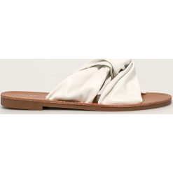 Answear - Klapki CHC SHOES. Białe klapki damskie ANSWEAR, bez wzorów, z gumy, bez obcasa, na obcasie. Za 89,90 zł.