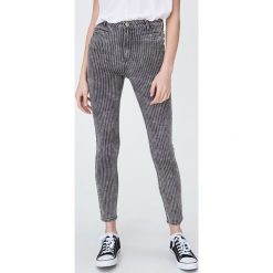 Jeansy high waist w pionowe paski - Szary. Szare jeansy damskie Sinsay, z podwyższonym stanem. W wyprzedaży za 47,99 zł.