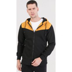 Czarno-Żółta Bluza Aezreia. Czarne bluzy męskie Born2be, xl, bez wzorów, bez kołnierzyka, bez rękawów, bez kaptura. Za 109,99 zł.